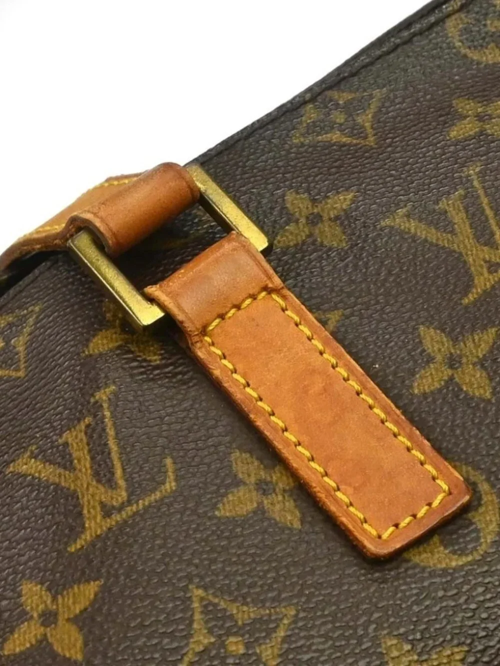Louis Vuitton outside 	ab